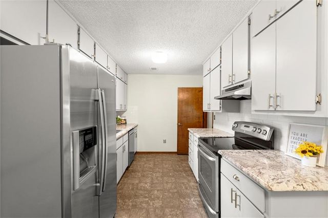 20 Sweetwood Court, Roswell, GA 30076