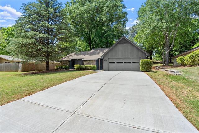 20 Sweetwood Court, Roswell, GA 30076