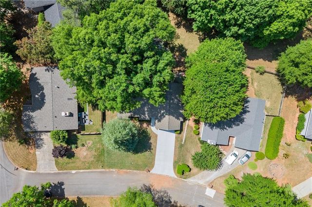 20 Sweetwood Court, Roswell, GA 30076