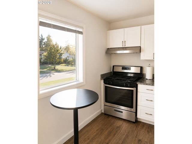 375 17TH St, Springfield, OR 97477