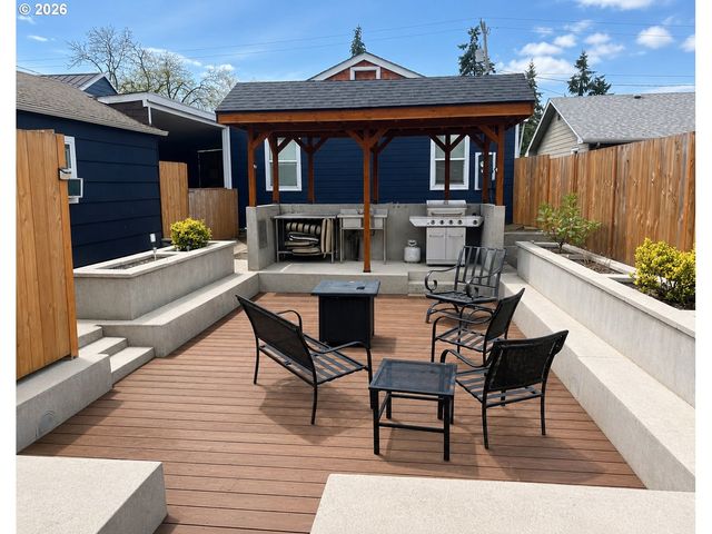 375 17TH St, Springfield, OR 97477