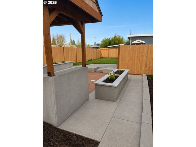 375 17TH St, Springfield, OR 97477