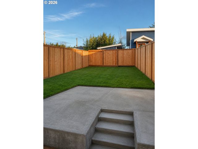 375 17TH St, Springfield, OR 97477