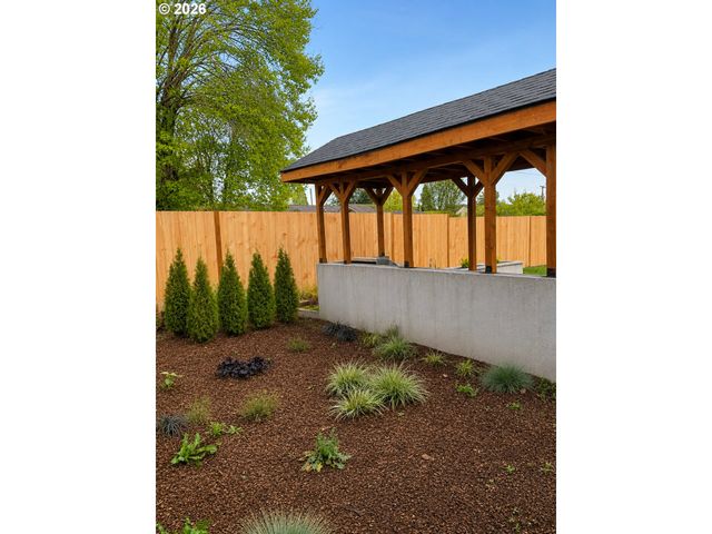 375 17TH St, Springfield, OR 97477
