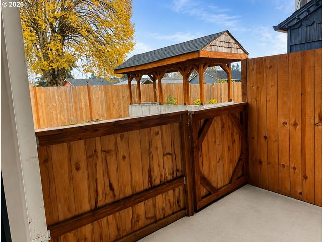 375 17TH St, Springfield, OR 97477