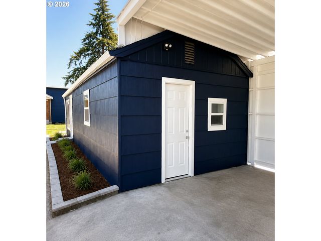 375 17TH St, Springfield, OR 97477