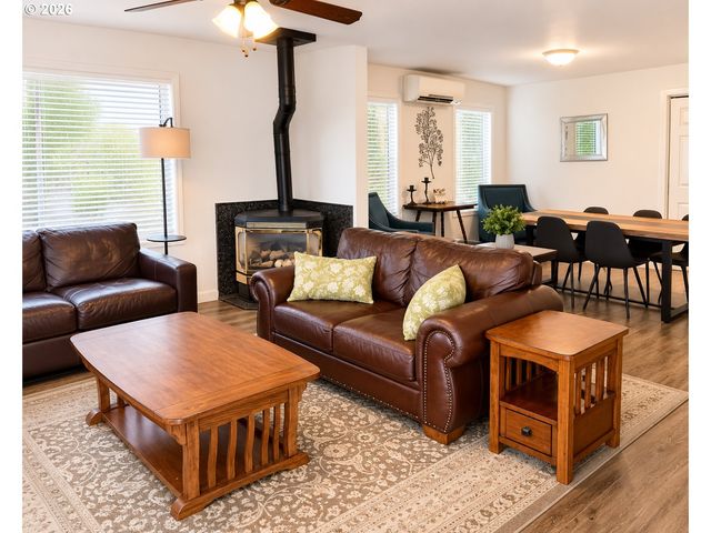 375 17TH St, Springfield, OR 97477