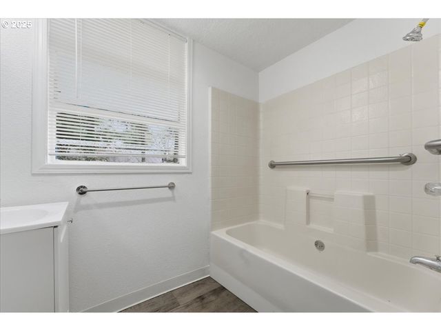 18427 Se YAMHILL St, Gresham, OR 97233