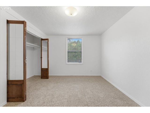 18427 Se YAMHILL St, Gresham, OR 97233