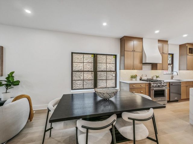 1215 N Taylor Avenue, Oak Park, IL 60302