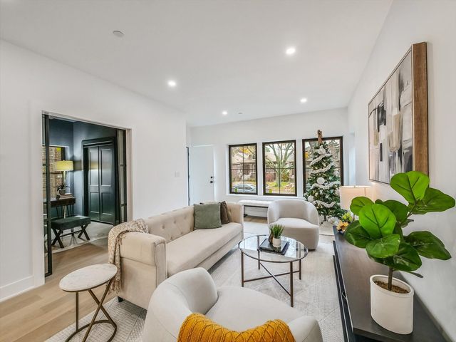 1215 N Taylor Avenue, Oak Park, IL 60302