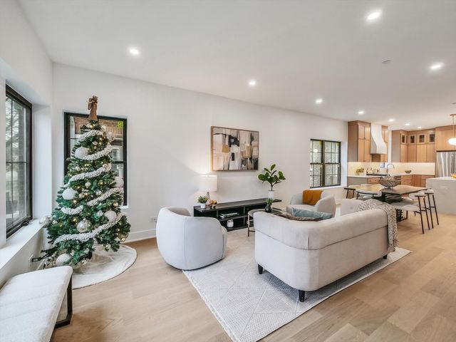 1215 N Taylor Avenue, Oak Park, IL 60302