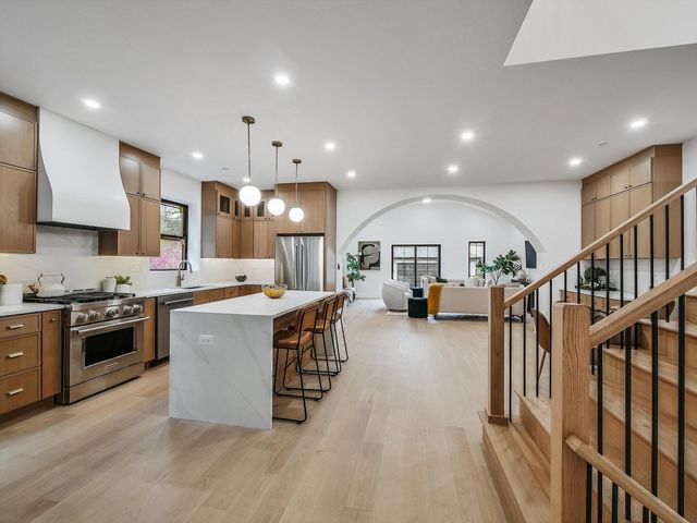 1215 N Taylor Avenue, Oak Park, IL 60302