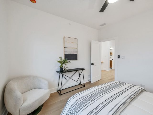 1215 N Taylor Avenue, Oak Park, IL 60302