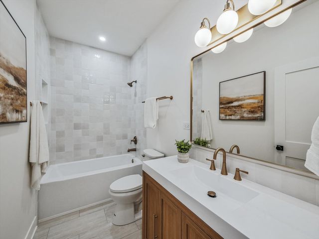 1215 N Taylor Avenue, Oak Park, IL 60302