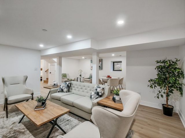 1215 N Taylor Avenue, Oak Park, IL 60302