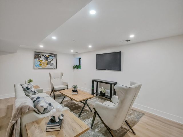 1215 N Taylor Avenue, Oak Park, IL 60302