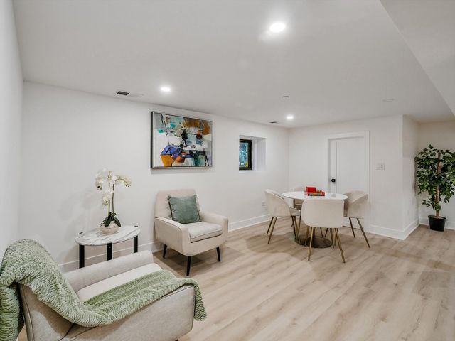 1215 N Taylor Avenue, Oak Park, IL 60302