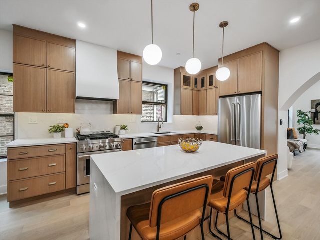 1215 N Taylor Avenue, Oak Park, IL 60302