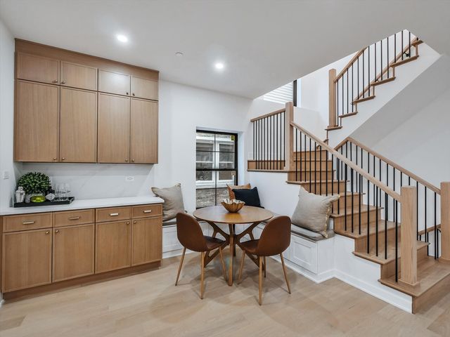 1215 N Taylor Avenue, Oak Park, IL 60302