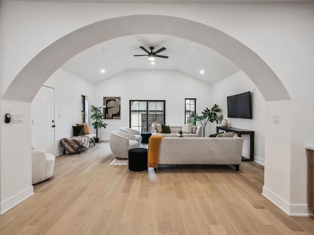 1215 N Taylor Avenue, Oak Park, IL 60302