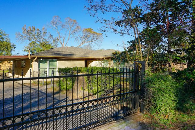 8521 Woodlyn Road, Houston, TX 77028