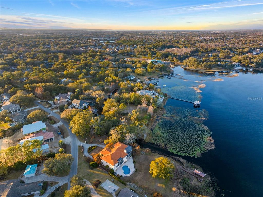 Image 8 of property listing at 11010 SCHOONER WAY, Windermere, FL 34786