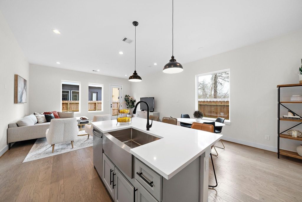 2626 W Tidwell Road B, Houston, TX 77091
