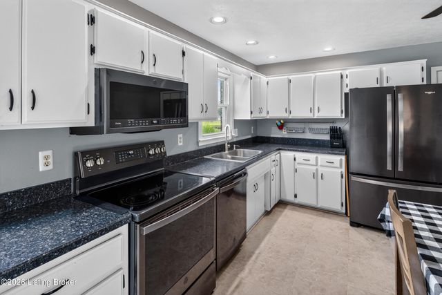 4809 Red Dawn Dr, Louisville, KY 40216