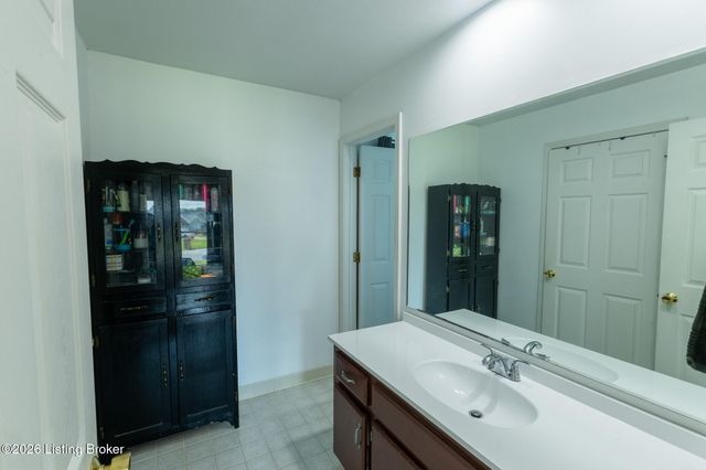 4809 Red Dawn Dr, Louisville, KY 40216