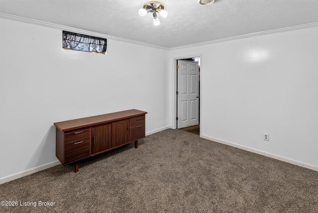 4809 Red Dawn Dr, Louisville, KY 40216
