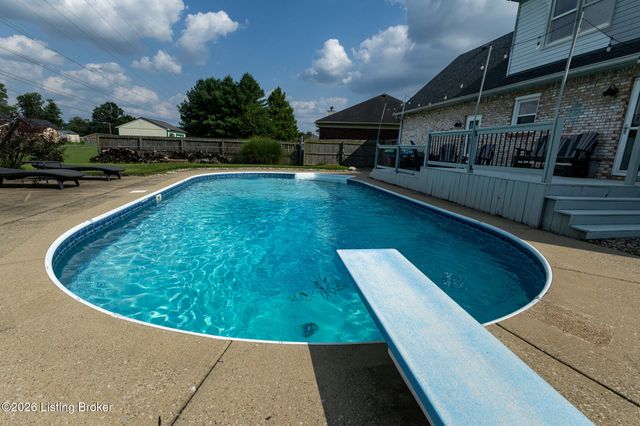4809 Red Dawn Dr, Louisville, KY 40216