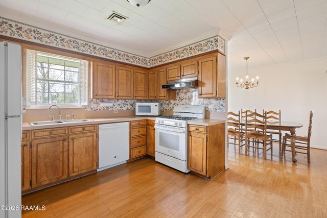 302 E Magnolia Avenue, Abbeville, LA 70510