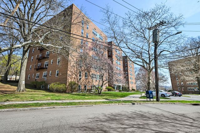 98 DeHaven Drive 2B, Yonkers, NY 10703