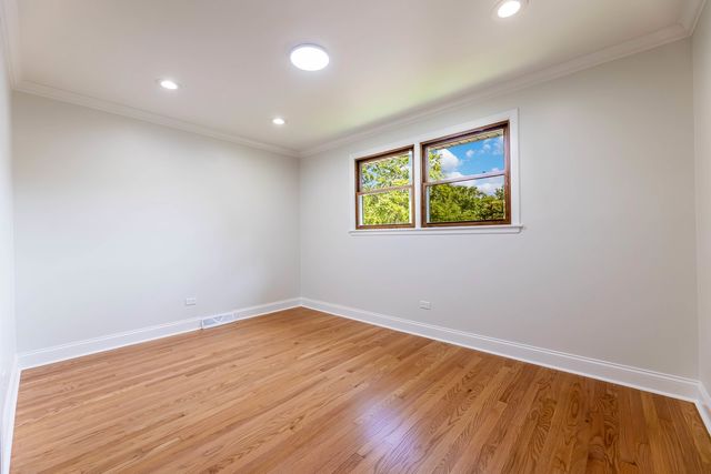 9S215 Florence Avenue, Downers Grove, IL 60516