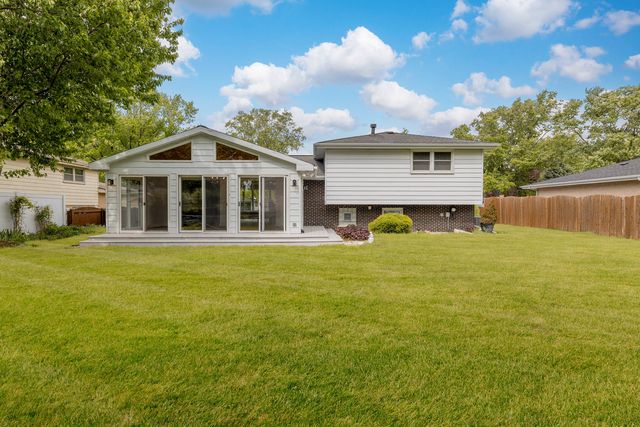 9S215 Florence Avenue, Downers Grove, IL 60516