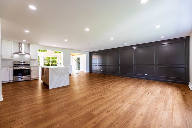 9S215 Florence Avenue, Downers Grove, IL 60516