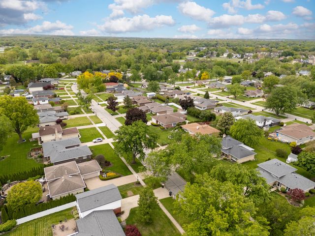 9S215 Florence Avenue, Downers Grove, IL 60516