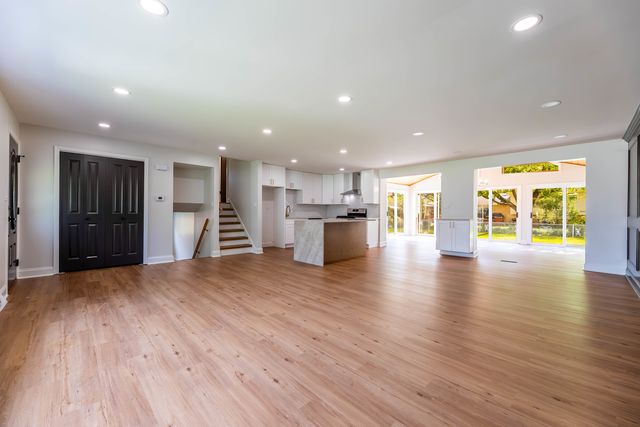 9S215 Florence Avenue, Downers Grove, IL 60516