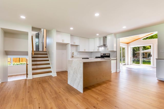 9S215 Florence Avenue, Downers Grove, IL 60516