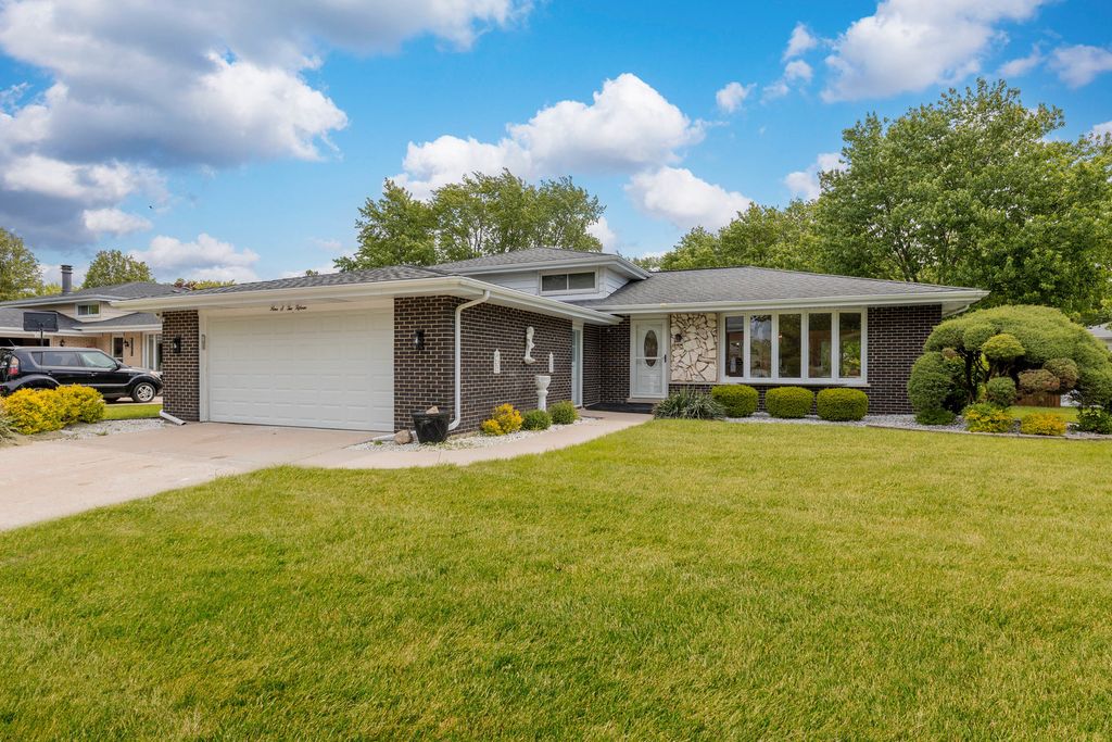 9S215 Florence Avenue, Downers Grove, IL 60516