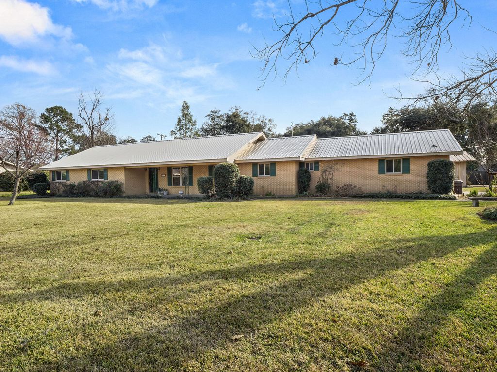 2011 Hampton St, Deridder, LA 70634