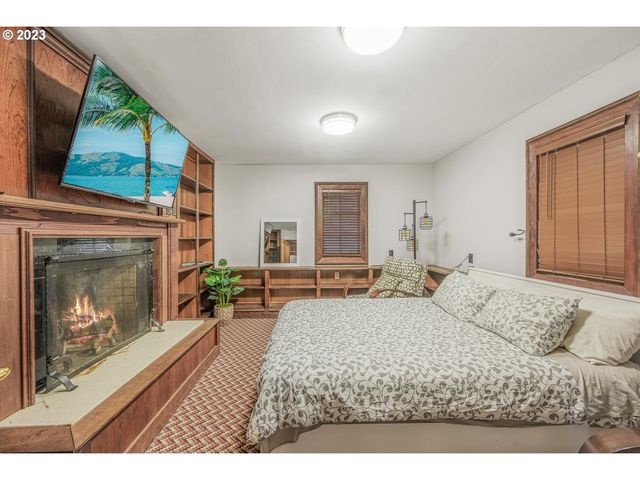 4224 Sw MELVILLE Ave, Portland, OR 97239