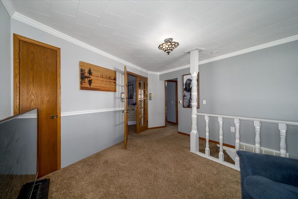 1275 Holiday Lane, Brooklyn, IA 52211