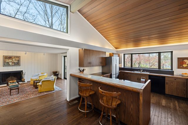 2057 Lakeside Drive, Lexington, KY 40502