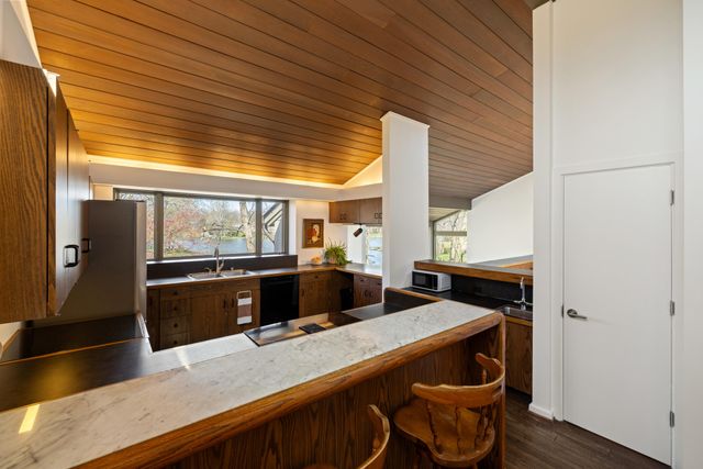 2057 Lakeside Drive, Lexington, KY 40502