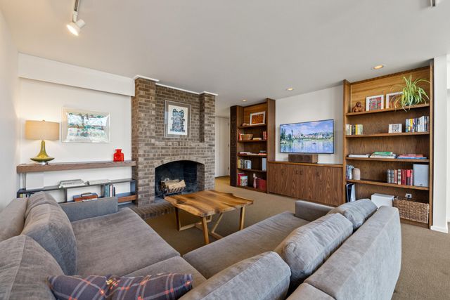 2057 Lakeside Drive, Lexington, KY 40502