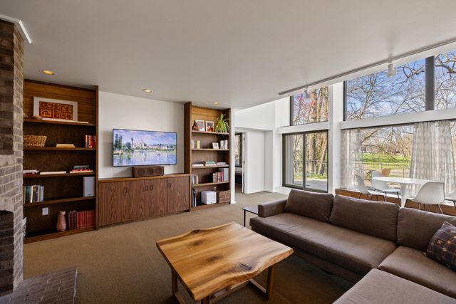 2057 Lakeside Drive, Lexington, KY 40502