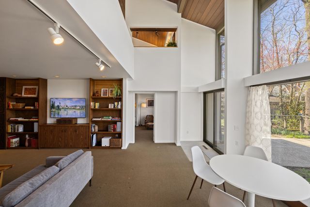 2057 Lakeside Drive, Lexington, KY 40502