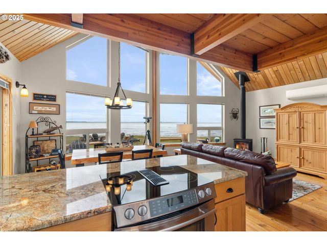 441 Bay Center Rd Rd, South Bend, WA 98586